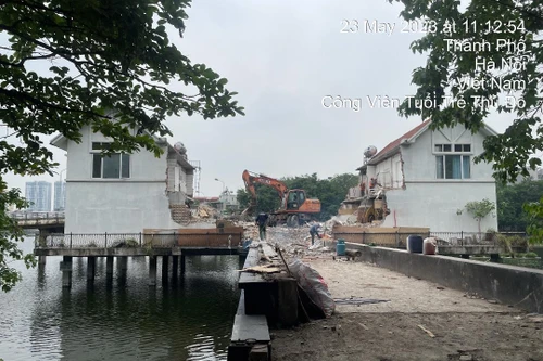 Tại công viên Tuổi trẻ Thủ đô: Các chủ thể vi phạm tự giác tháo dỡ công trình