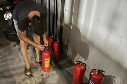 Người dân nhanh chóng dập lửa ngăn cháy lan trong đêm