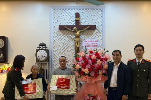 Công an quận Hà Đông: Tặng quà những gia đình Công giáo có hoàn cảnh khó khăn trên địa bàn