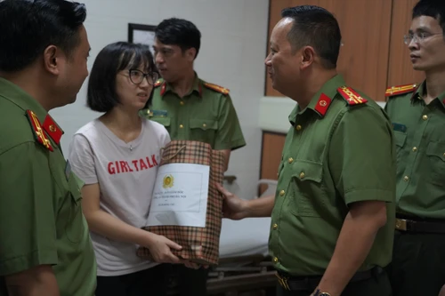 Thăm hỏi, động viên chiến sỹ bị thương trong khi xử lý vụ đối tượng định dùng dao gây án