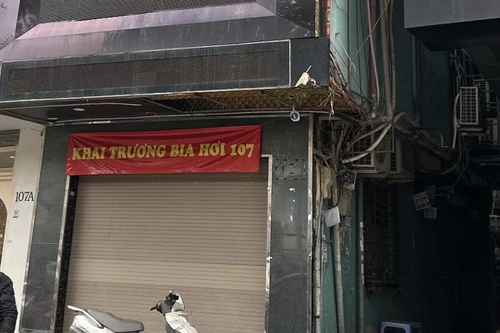 Nửa đêm ‘tóm gọn’ 5 người đàn ông cùng 2 nữ tiếp viên trong quán karaoke không biển hiệu