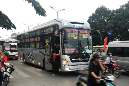 Thản nhiên ‘biến” trục cửa ngõ ra vào thành phố thành bến đón khách liên tỉnh