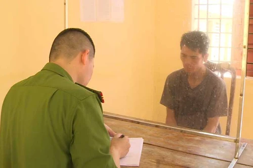 Khởi tố kẻ 'giáo dục' bé 5 tuổi bằng roi tre, dép, mắc quần áo