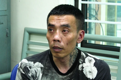 Người đàn ông xăm trổ đầy mình bị tóm cùng cần sa, súng trên xe Lexus 