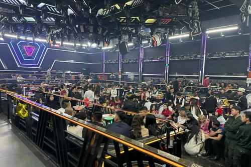 Rạng sáng, lực lượng Công an đột kích vũ trường New Phonix