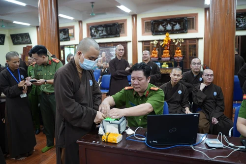 Tuyên truyền, hướng dẫn đăng ký kích hoạt tài khoản định danh điện tử cho tăng ni sinh trường Trung cấp Phật học Hà Nội