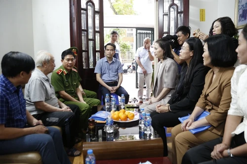 Chia sẻ nỗi đau với gia đình 4 người mất trong vụ cháy tại quận Hà Đông 