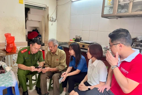 Tặng sim điện thoại, kích hoạt định danh cho 1.000 trường hợp người cao tuổi, bệnh tật, người có công với Cách mạng 