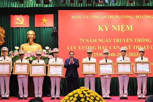 Mít tinh trọng thể kỷ niệm 75 năm Ngày truyền thống lực lượng Hậu cần - Kỹ thuật Công an nhân dân 