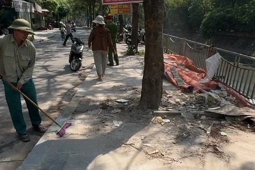 Chấn chỉnh hiện tượng lấn chiếm hè để tập kết phế liệu dọc sông Sét