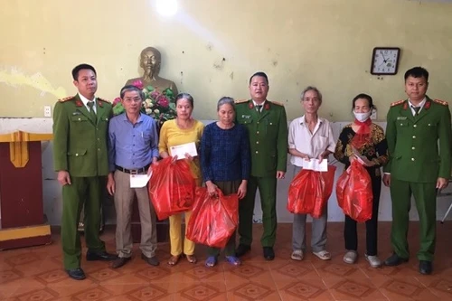 Tặng quà các gia đình hoàn cảnh khó khăn dịp Tết Nguyên đán Quý Mão