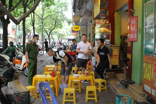 'Chọn' khung giờ 'nóng' để xử lý nghiêm vi phạm lấn chiếm hè đường