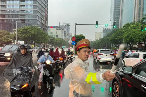 Tận lực đảm bảo tuyệt đối an toàn cho người dân Thủ đô đi lại trong trận mưa ngập lớn