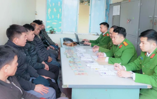 Hốt ổ bạc đang say sưa sát phạt, thu giữ hơn 200 triệu đồng