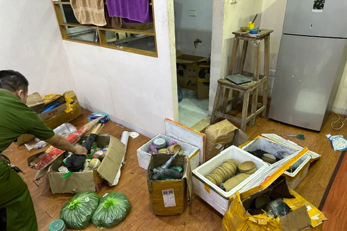 Cận cảnh căn hộ chung cư được tận dụng để…sản xuất pháo hoa nổ tại Hà Đông