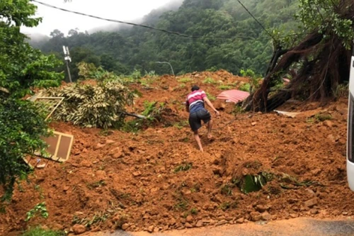 Khẩn trương cứu hộ tổ CSGT gặp sự cố sạt lở nghiêm trọng tại đèo Bảo Lộc