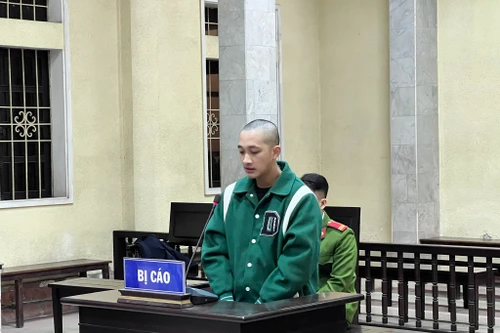 18 tháng tù dành cho nhân viên lễ tân khách sạn ‘kiêm’ sản xuất pháo