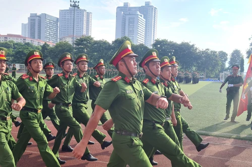 Lực lượng Công an quận Hoàng Mai phô diễn đội hình đẹp, võ thuật khỏe khoắn