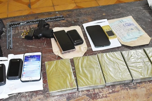Bắt 3 đối tượng buôn ma túy, thu 5 bánh heroin, súng và hàng chục viên đạn
