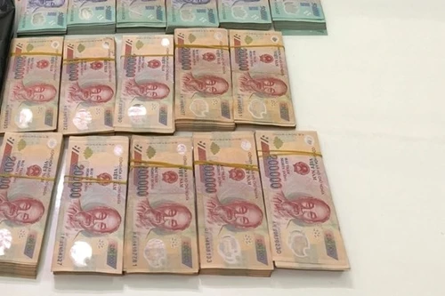 16 tập tiền trong phòng làm việc của vị Thẩm phán