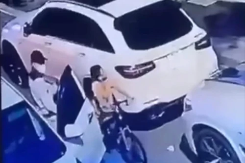 Clip: Khoảnh khắc đối tượng manh động bắt cóc bé trai đưa lên ô tô ở phường Việt Hưng