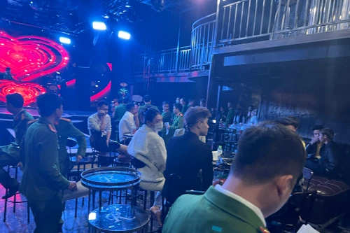 Hà Nội: 13 người dương tính với ma túy tại quán bar “Rex” 
