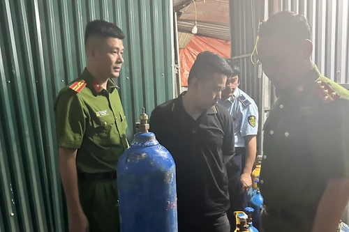 Đột kích điểm cung cấp “bóng cười” chui trong... bãi tập kết xe khách