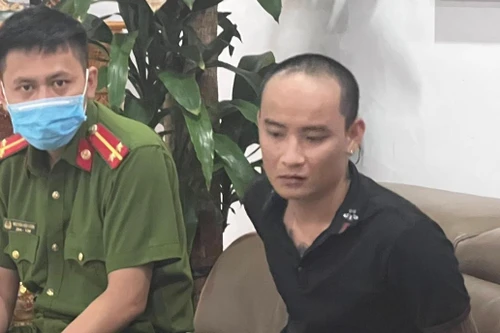 Đi hướng dẫn người dân kích hoạt VNeID, phát hiện ‘xưởng’ sản xuất pháo tại căn hộ chung cư