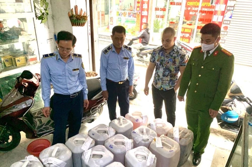 Công ty Phong Phát bày bán hơn 500 lít rượu không rõ nguồn gốc