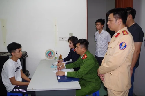 Tạm giữ tài xế 20 tuổi, lao ô tô vào lực lượng cảnh sát giao thông đang làm nhiệm vụ