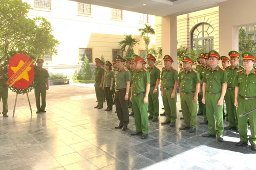 Dâng hương tưởng niệm các anh hùng liệt sĩ và thăm, tặng quà đối tượng chính sách