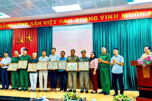 Thưởng ‘nóng’ 8 cá nhân trong vụ hướng dẫn, cứu 3 người thoát ‘cửa tử’ ở Hà Nội