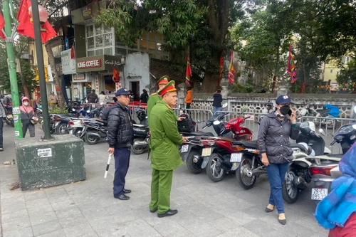 Xử lý cá nhân trông xe trái phép trước cửa đền Quán Thánh