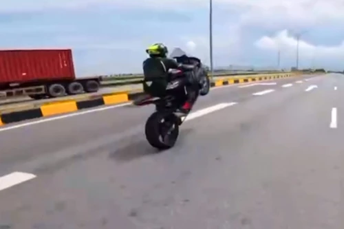 Cơ quan Công an làm việc với nhóm người phóng mô tô gần 300km/h ở Cát Bà