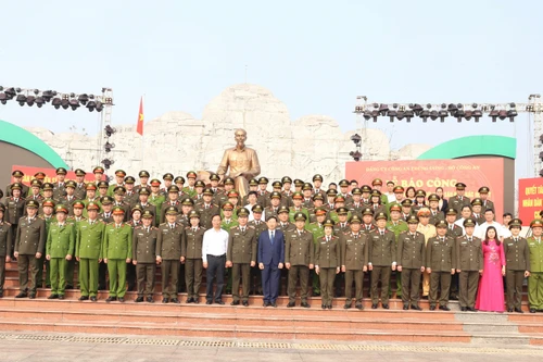 Xứng đáng là “Tấm lá chắn” vững chắc bảo vệ cuộc sống bình yên và hạnh phúc của nhân dân 