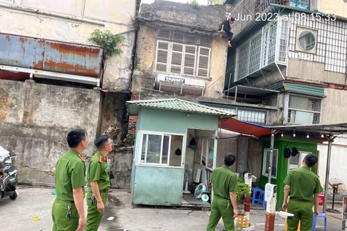 Hà Nội: Giải cứu cô gái trẻ vắt vẻo trên tầng cao trong trạng thái bất thường