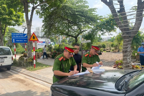 Lập lại trật tự giao thông trên tuyến đường Phạm Tu