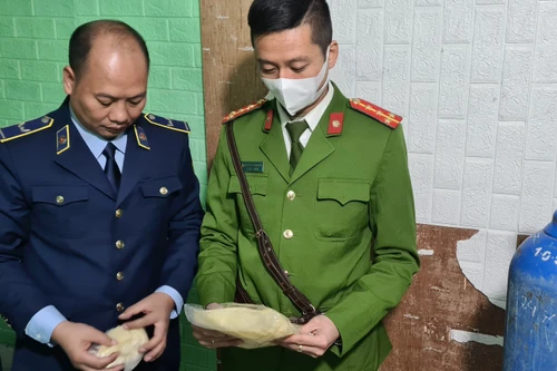 Ngao ngán cảnh sống tạm bợ của nhân viên ship 'khí cười' tại khu cảng Hà Nội