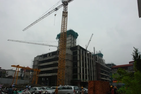 Sàn bê tông “khủng” va giàn giáo, 2 công nhân trọng thương