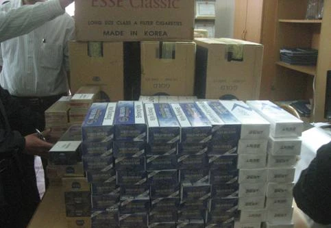 Từ 1 “xe ôm”, lộ tẩy đường dây chuyên “đánh” thuốc lá lậu 