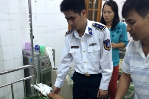 Cảnh sát biển cứu vớt thuyền viên rơi xuống biển