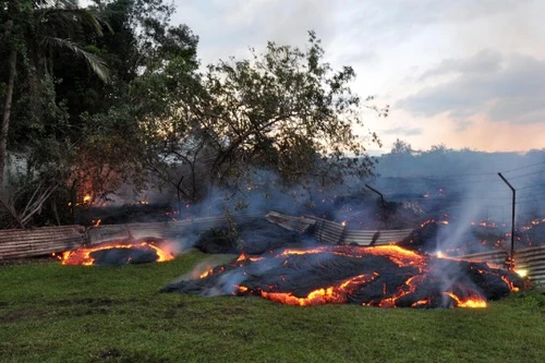 Suối dung nham 2.000 độ sắp “nuốt chửng” khu dân cư trên đảo Hawaii