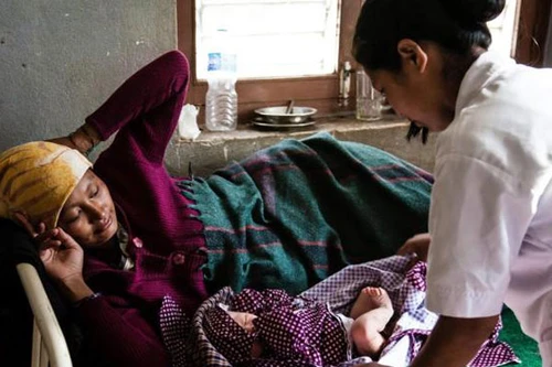 Thai phụ Nepal đào đất đá chui lên để… sinh con