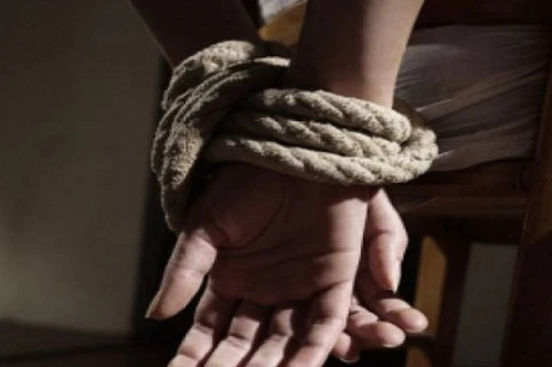 Thiếu nữ 13 tuổi bị 4 thanh niên cưỡng hiếp 