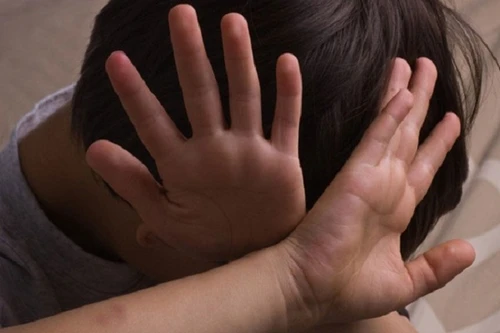 Bé trai 6 tuổi bị quấy rối tình dục trong khu vệ sinh