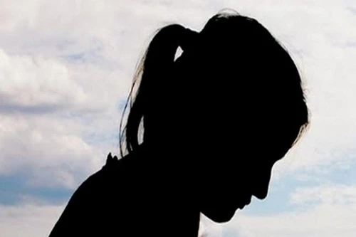 Thiếu nữ 17 tuổi bị bạn trai đánh thuốc mê, hiếp dâm tập thể