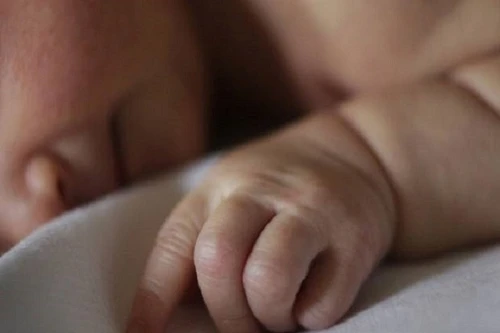 Bé gái 2 tháng tuổi bị mẹ siết cổ vì không chịu nín khóc