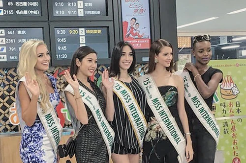 Thúy Vân rạng rỡ hội ngộ cùng top 5 Hoa hậu Quốc tế 2015