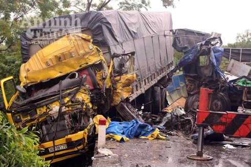 Tai nạn liên hoàn giữa 2 xe tải và xe container, 1 người chết
