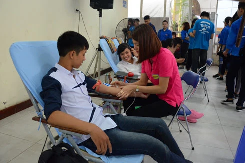 Tân sinh viên 2016 nhiệt tình hiến máu tình nguyện